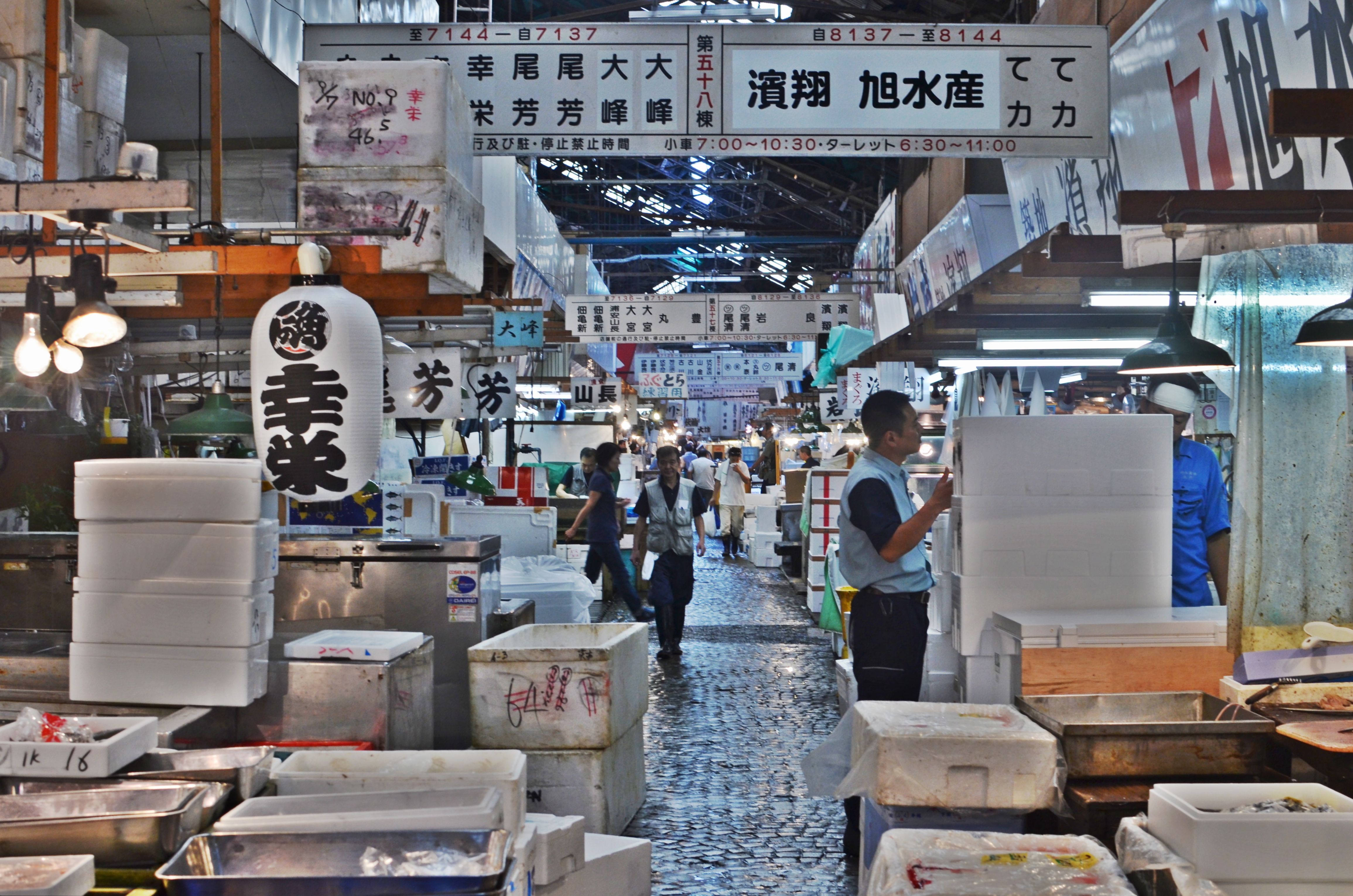 Чуть чуть японии. Рынок Цукидзи Япония. Япония рыбный рынок Цукидзи. Цукидзи Токио. Рыбный рынок Цукидзи (г.Токио).